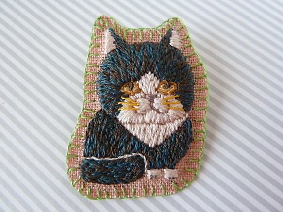 おすわり猫　刺繍ブローチ　クロ 1枚目の画像