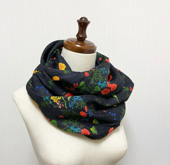 リネン100％　花柄　スヌード　春　夏　秋　黒 3枚目の画像