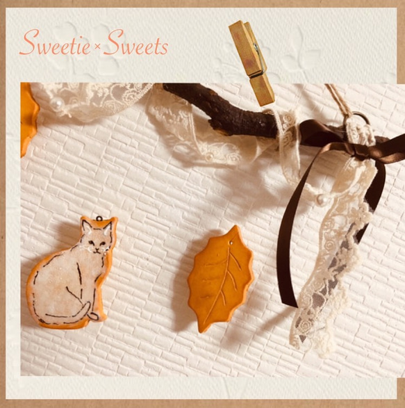 【送料無料】白猫さんと落ち葉が揺れるクッキーモチーフの天然木タペストリー 4枚目の画像