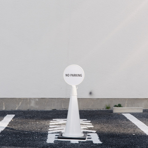白い三角コーンで作るオシャレな看板「NO PARKING（駐車禁止）」PREFAB