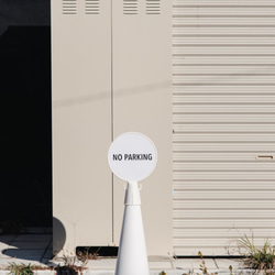 白い三角コーンで作るオシャレな看板「NO PARKING（駐車禁止）」PREFAB SIGN 4枚目の画像