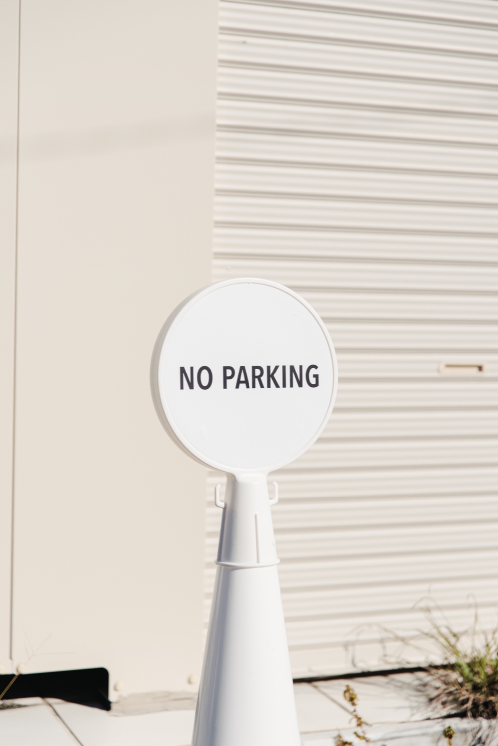 白い三角コーンで作るオシャレな看板「NO PARKING（駐車禁止）」PREFAB SIGN