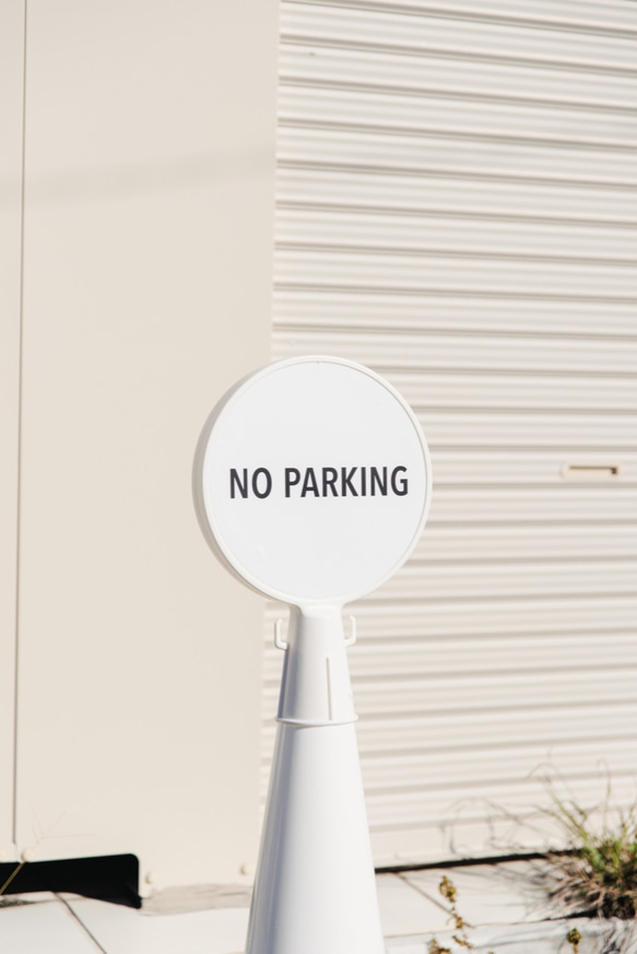 白い三角コーンで作るオシャレな看板「NO PARKING（駐車禁止）」PREFAB SIGN 1枚目の画像