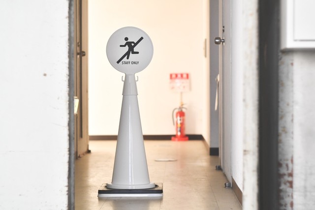 白い三角コーンで作るオシャレな看板「STAFF ONLY（関係者以外立入禁止）」PREFAB SIGN