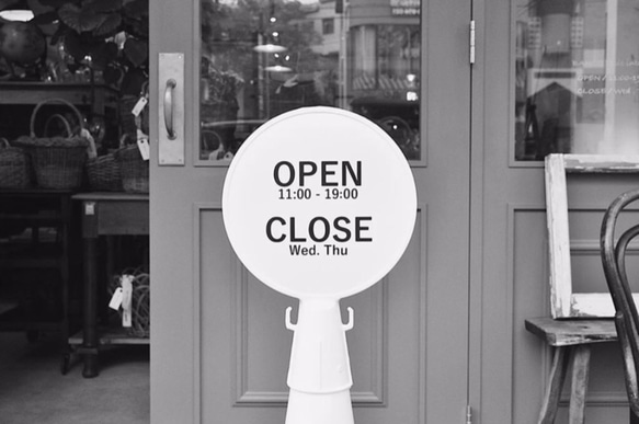 白い三角コーンで作るオシャレな看板「OPEN CLOSE」PREFAB SIGN 2枚目の画像