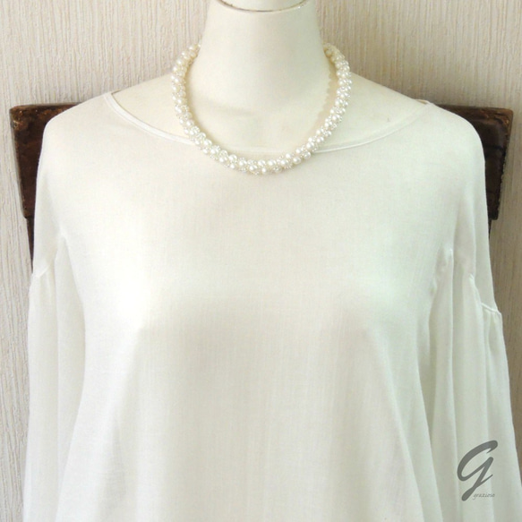 【sold out】かすみ草のため息: : : ビーズクロッシェネックレス : : : ホワイト×シルバー 6枚目の画像