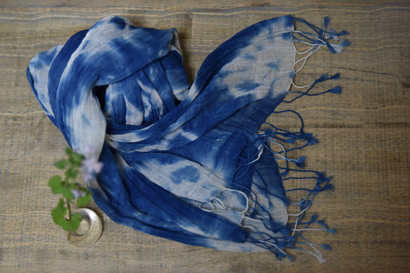 藍染め　折り紙絞り　コットンストール 1枚目の画像