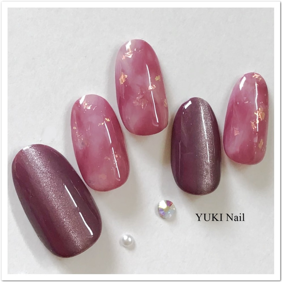 赤色マグネットとまだらネイル ネイルチップ（つけ爪） yuki