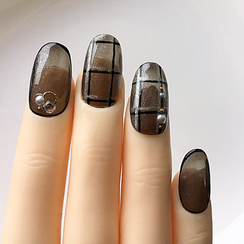シアーブラックのチェックネイル ネイルチップ（つけ爪） yuki-nail