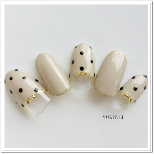 リボンネイルとドット柄の上品ネイル ネイルチップ（つけ爪） yuki