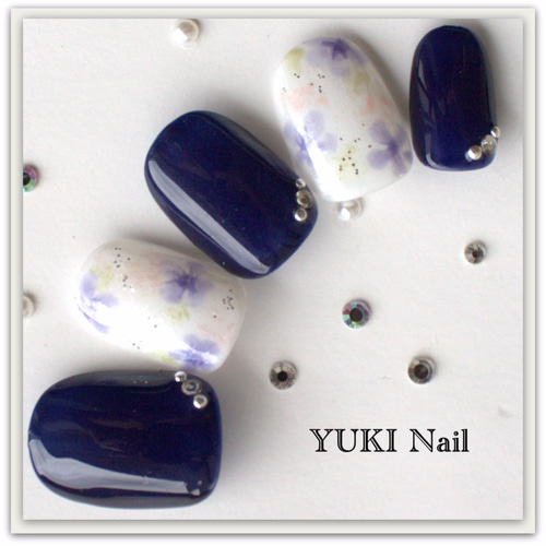 ネイビーの可愛い小花ネイル/付け爪/ネイルチップ/ネイル/上品/華やか  