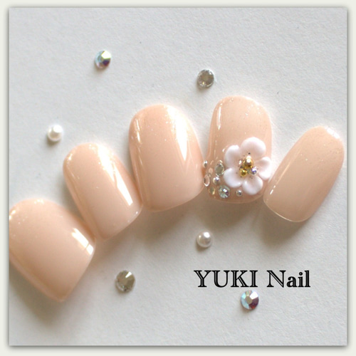 控えめなフラワーネイル/ネイル/上品/華やか/シンプル/綺麗/ジェル