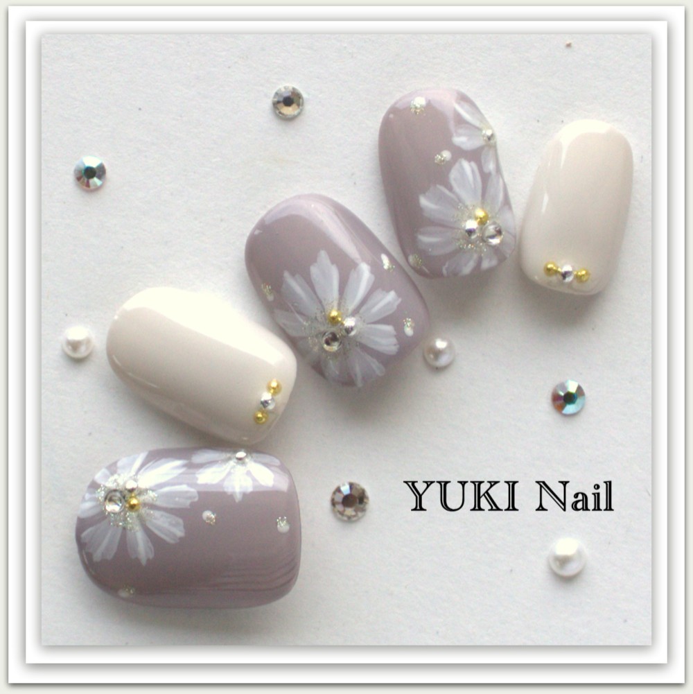 2色の大人フラワーネイル ネイルチップ（つけ爪） yuki-nail