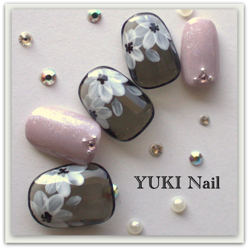 ミルキーフラワーネイルチップ シースルーのフラワーネイル ネイルチップ（つけ爪） yuki-nail