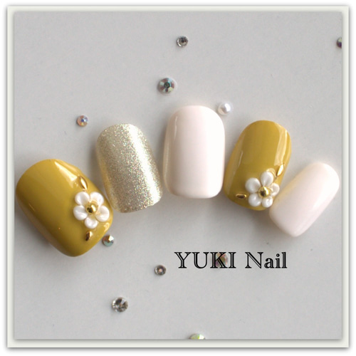 マスタードイエローの小さなフラワーネイル ネイルチップ（つけ爪  