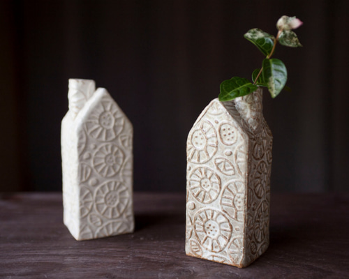 ボタニカルテクスチャーの家型一輪挿し（赤土） 一輪挿し・花瓶・花器