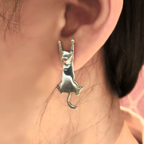 アンティーク　ピアス　ぶる下がる猫 fit=scale-down,w=1200