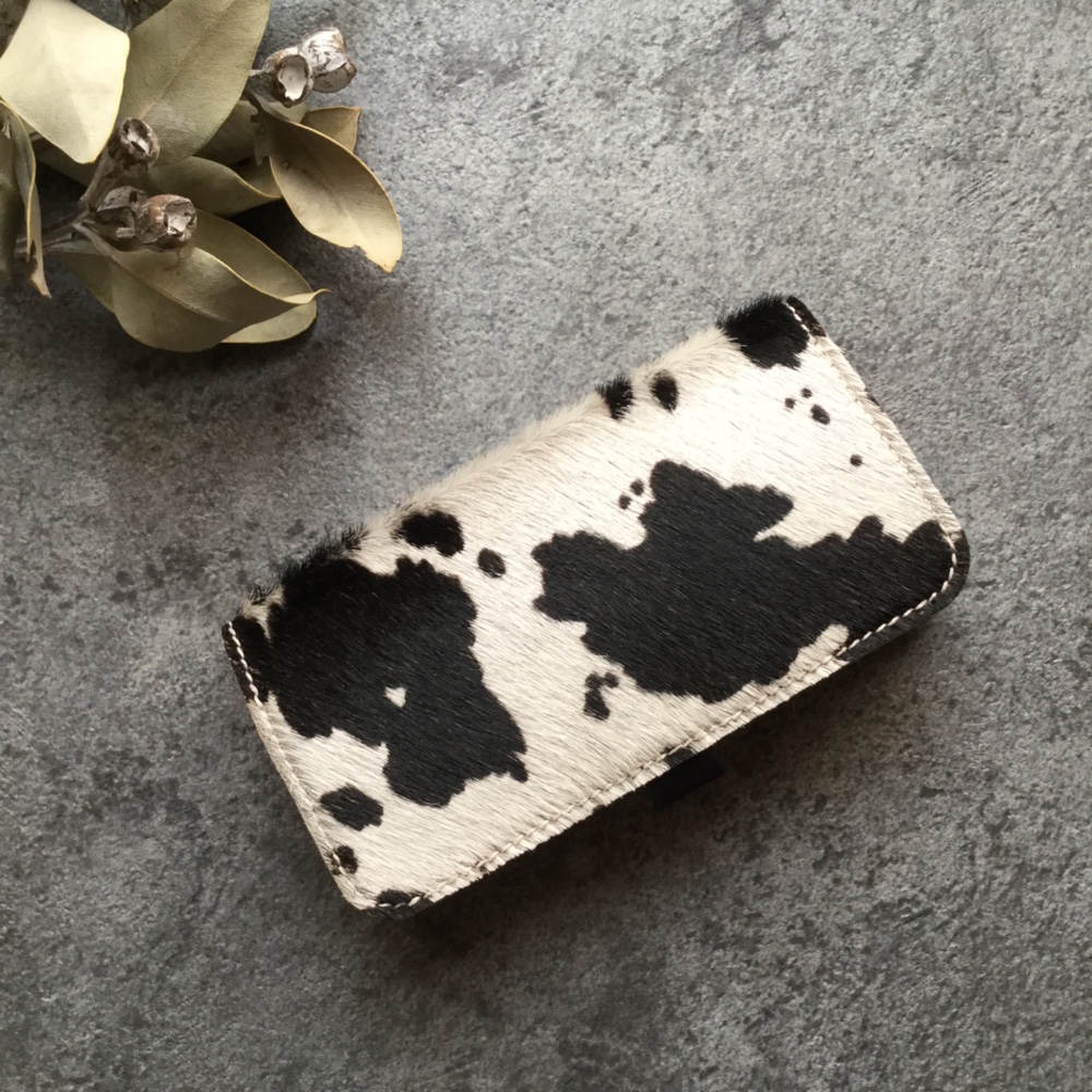 牛毛皮ハラコ iPhoneケース ホルスタイン柄 / 黒〖全機種対応〗〖受注制作〗