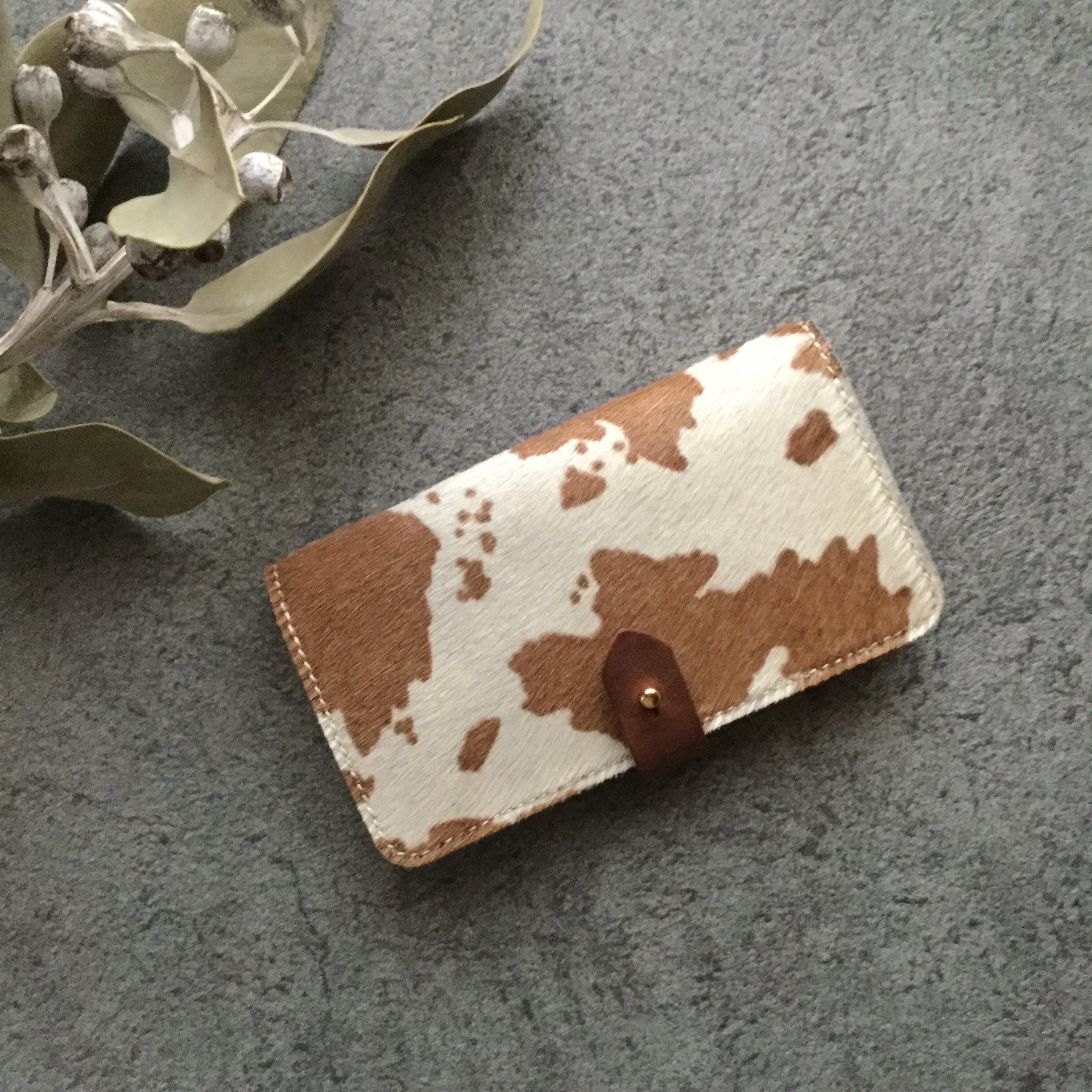 牛毛皮ハラコ iPhoneケース ホルスタイン柄〖全機種対応〗〖受注制作〗 6,320円