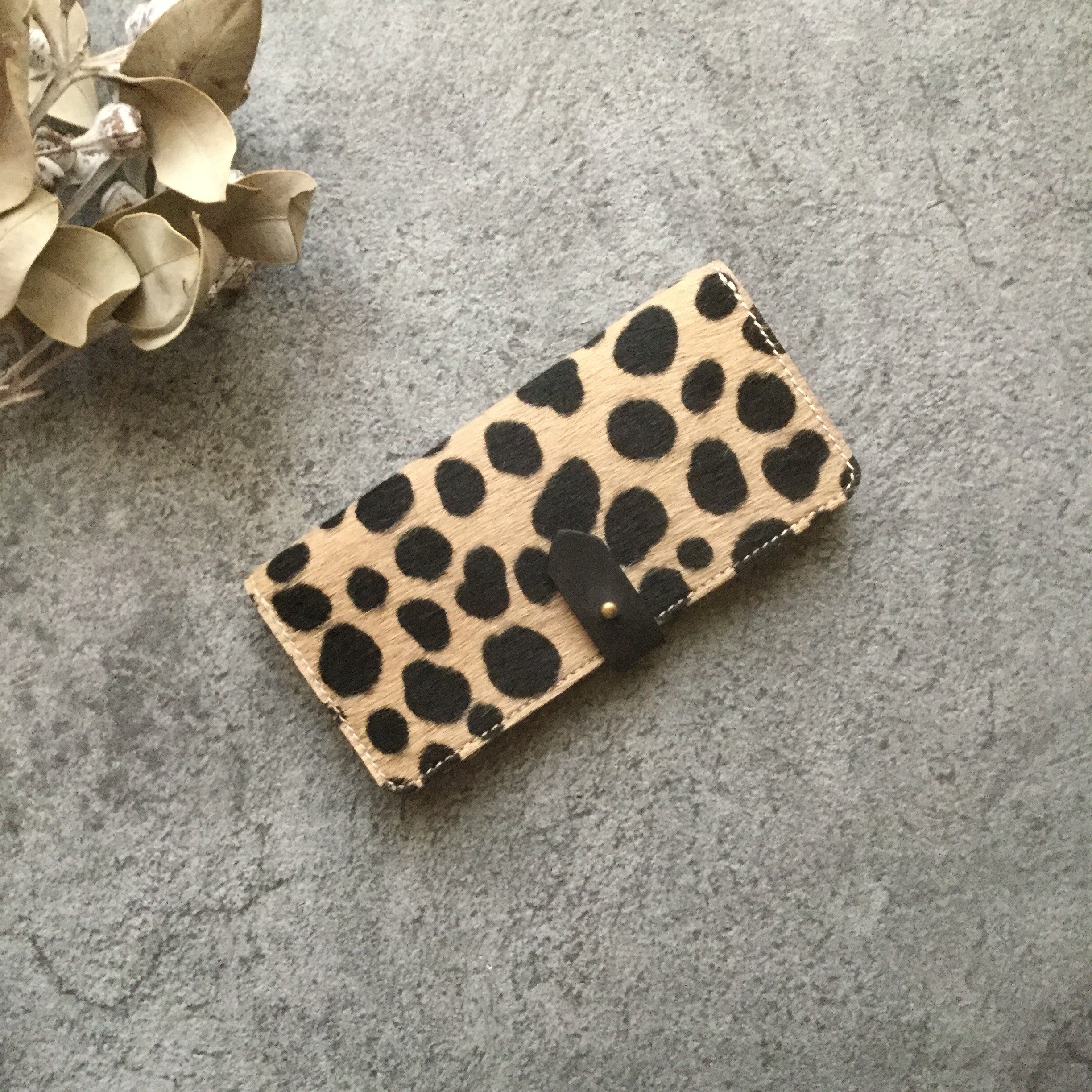 牛毛皮ハラコ iPhoneケース ダルメシアン柄 / ベージュ〖全機種対応〗〖受注制作〗