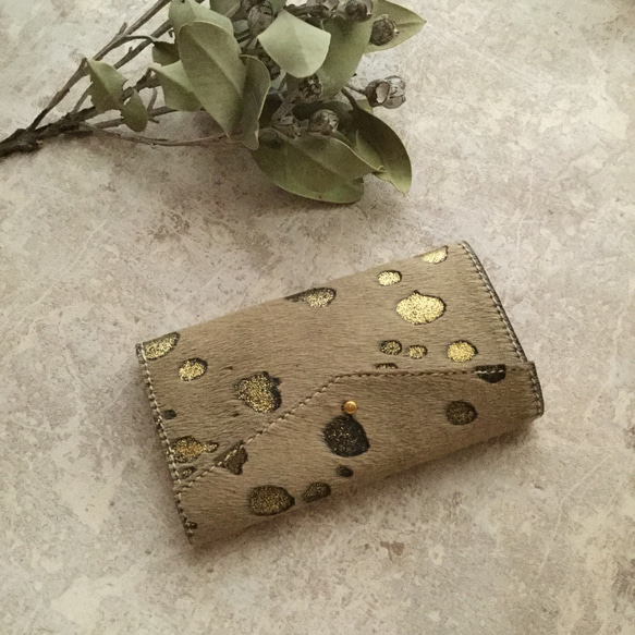 『受注製作』牛毛皮スポット柄 iPhone/Android 全機種対手帳型ケースenvelope/BEIGE×GOLD 1枚目の画像