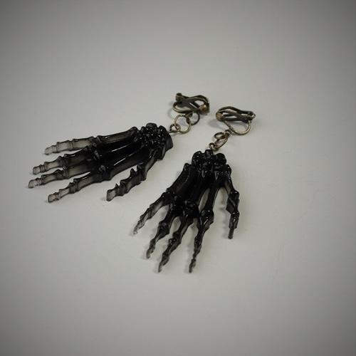 ハロウィンイヤリング ピアス ガイコツ 手 骨 蓄光 イヤリング 