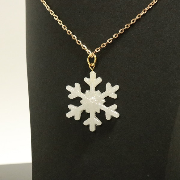 雪の結晶 ネックレス ペンダントトップ オーロラ レジン 2枚目の画像