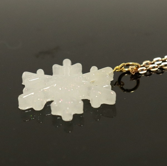 雪の結晶 ネックレス ペンダントトップ オーロラ レジン 3枚目の画像