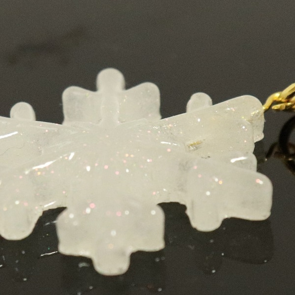 雪の結晶 ネックレス ペンダントトップ オーロラ レジン 4枚目の画像