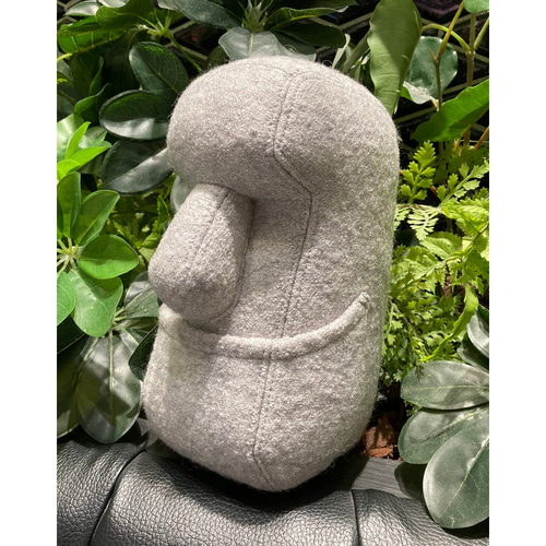 笑顔のモアイ】ライトグレーのモアイ像-笑顔のモアイ／人形