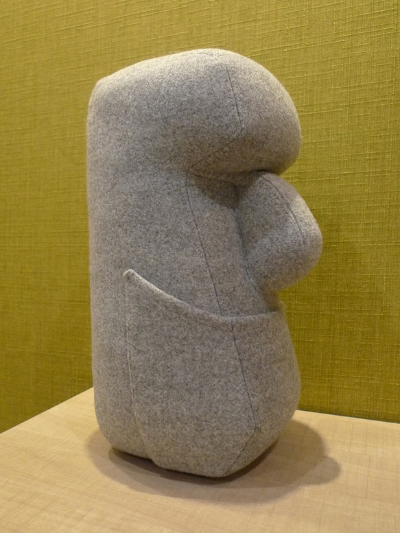 【 Smiling Moai 】中灰摩艾石像－阿摩 第2張的照片