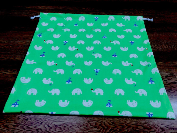 大きな巾着袋　縦50ｃｍ横50ｃｍ　ゾウ柄グリーン 1枚目の画像