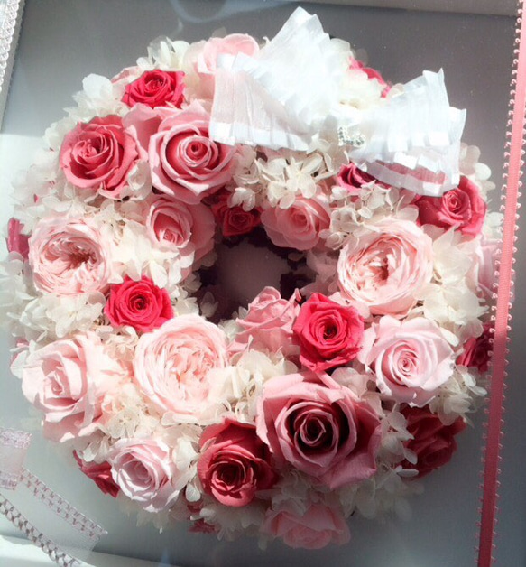 受注製作】プリザーブドフラワーのバラに包まれたリース リース Porte  