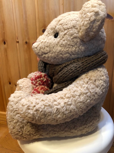 手編みのマフラーがお似合いテディベア