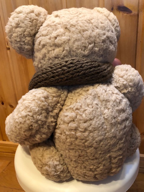 手編みのマフラーがお似合いテディベア