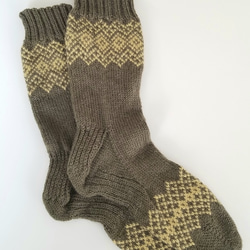 部分編み込みの手編み靴下 (オリーブ&クリーム)　P005 2枚目の画像