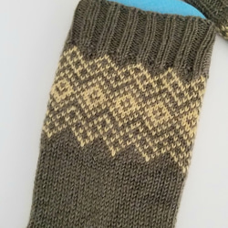 部分編み込みの手編み靴下 (オリーブ&クリーム)　P005 3枚目の画像