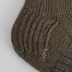 部分編み込みの手編み靴下 (オリーブ&クリーム)　P005 4枚目の画像