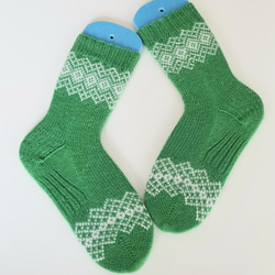 部分編み込みの手編み靴下 (イエローグリーン&ホワイト)　P006 1枚目の画像