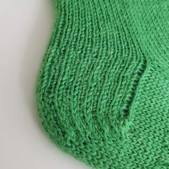 部分編み込みの手編み靴下 (イエローグリーン&ホワイト)　P006 4枚目の画像