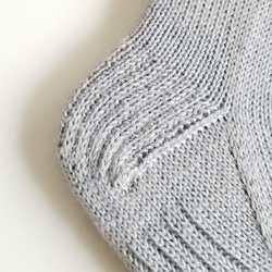 部分編み込みの手編み靴下 (ライトグレー&ブルー) P009 4枚目の画像