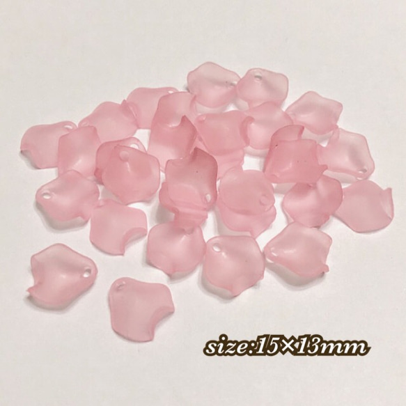 30個☆ピンク☆プラスチック花びらパーツ 1枚目の画像