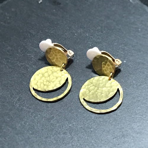 真鍮イヤリング シンプルな満月と三日月の揺れるプレートイヤリング KC