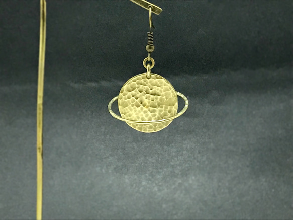 真鍮製ピアス・イヤリング 「月と環」14kgf 金属アレルギー対応 3枚目の画像