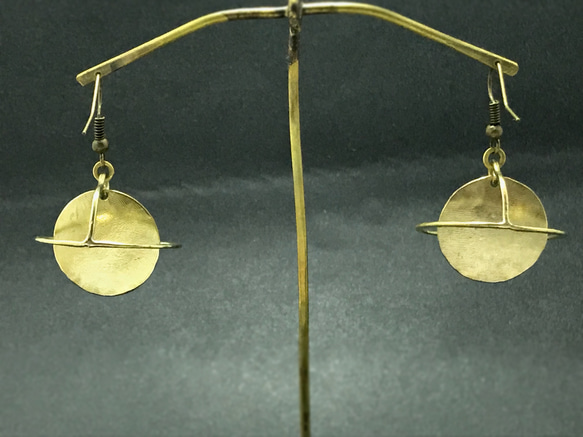 真鍮製ピアス・イヤリング 「月と環」14kgf 金属アレルギー対応 5枚目の画像
