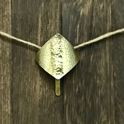 真鍮製 「シンプルな槌目のポニーフック ひし形」 ヘアカフ ヘアフック ヘアカフス 2枚目の画像