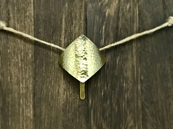 真鍮製 「シンプルな槌目のポニーフック ひし形」 ヘアカフ ヘアフック ヘアカフス 2枚目の画像