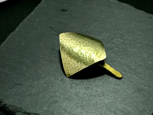 真鍮製 「シンプルな槌目のポニーフック ひし形」 ヘアカフ ヘアフック ヘアカフス 3枚目の画像