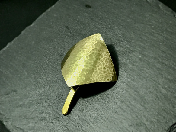 真鍮製 「シンプルな槌目のポニーフック ひし形」 ヘアカフ ヘアフック ヘアカフス 4枚目の画像