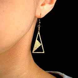 真鍮製 シンプルな槌目のピアス・イヤリング トライアングル 三角